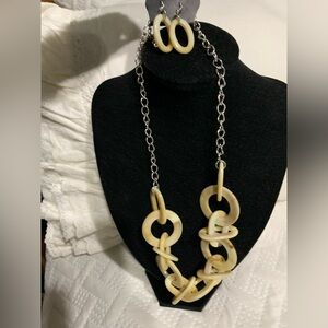 ACRYLIC NECKLACE and DANGLE EARRINGS SET. New! Beige/tan. Gorgeous!!